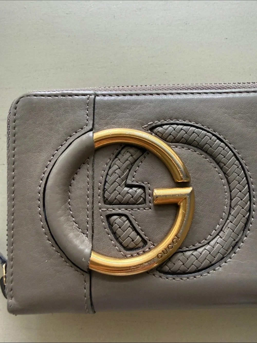 Gucci Taupe Leather Zip-Around Wallet with Gold GG Ring - Picture 2 of 7